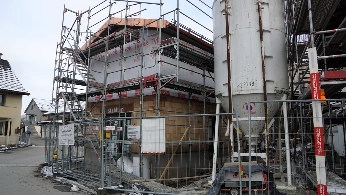 Man sieht eine Baustelle mit Gerüst.